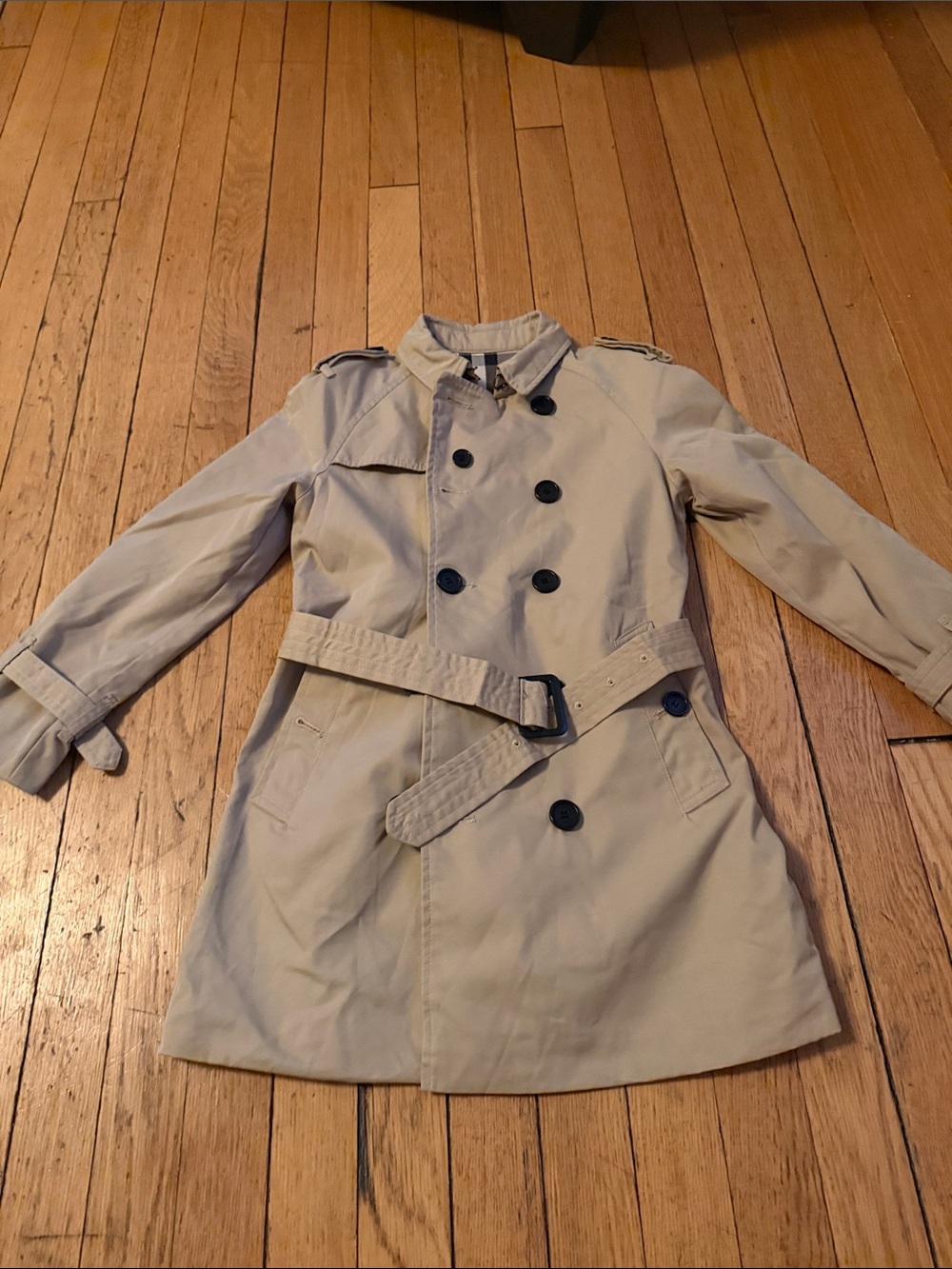 Burberry Cotton Trench size 8 girls
Amazing fall jacket
